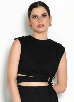 Farm - Blusa Cropped de Linho Pregas Argola Preto - FARM