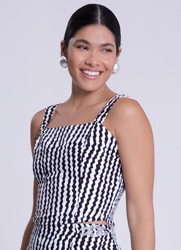 Lunender - Blusa Cropped em Viscose com Decote Reto Preto