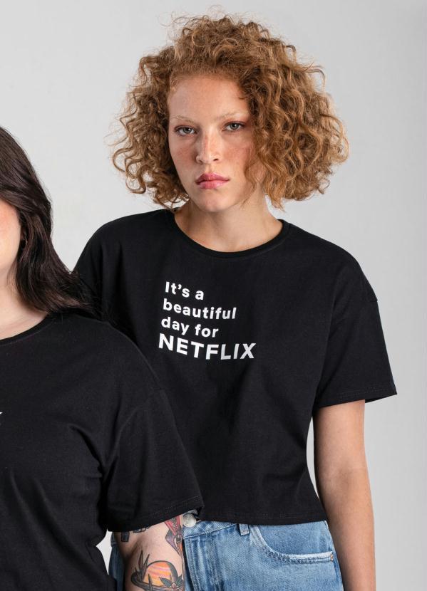 Enfim - Camiseta Preta Cropped Netflix