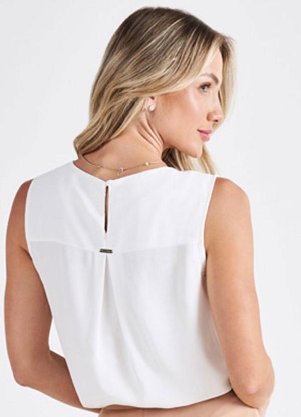 Principessa - Regata Feminina Off White com Decote V Suzana 2