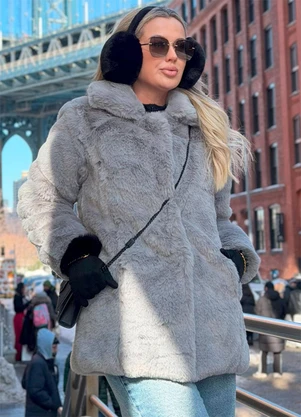 Hiatto Confecção - Casaco Feminino Alongado em Pelo Cinza - HIATTO CONFECÇÃO