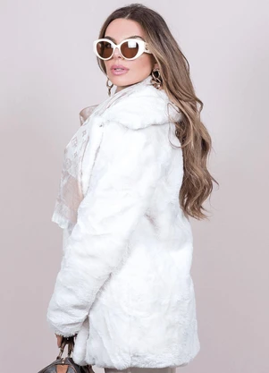 Hiatto Confecção - Casaco Feminino Alongado em Pelo Off White - HIATTO CONFECÇÃO