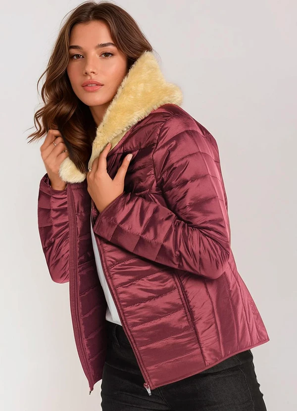 bonprix - Jaqueta Matelasse com Pelos no Capuz Bordô