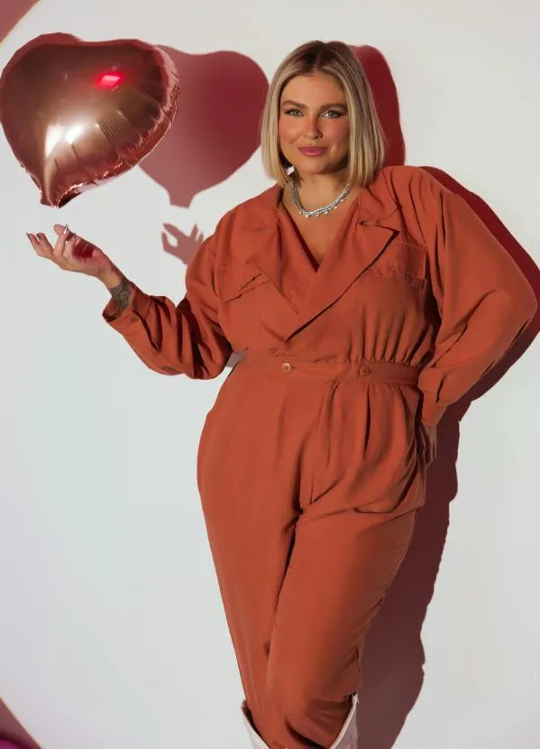 Quintess - Macacão Caramelo em Crepe Plano com Bolsos