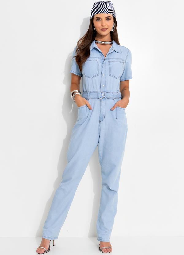 Quintess - Macacão Jeans Claro 100% Algodão com Cinto e Bolsos Utilitários
