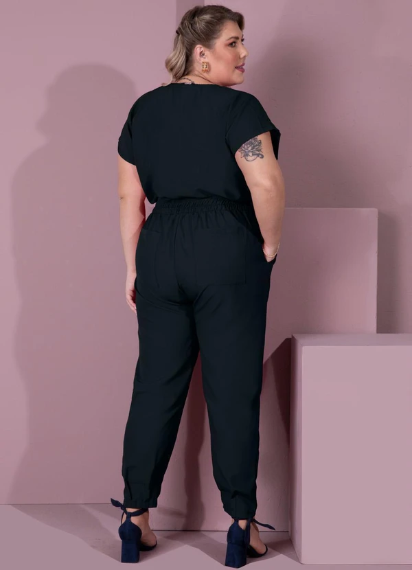 Quintess - Macacão Longo Preto Acinturado com Bolsos 11