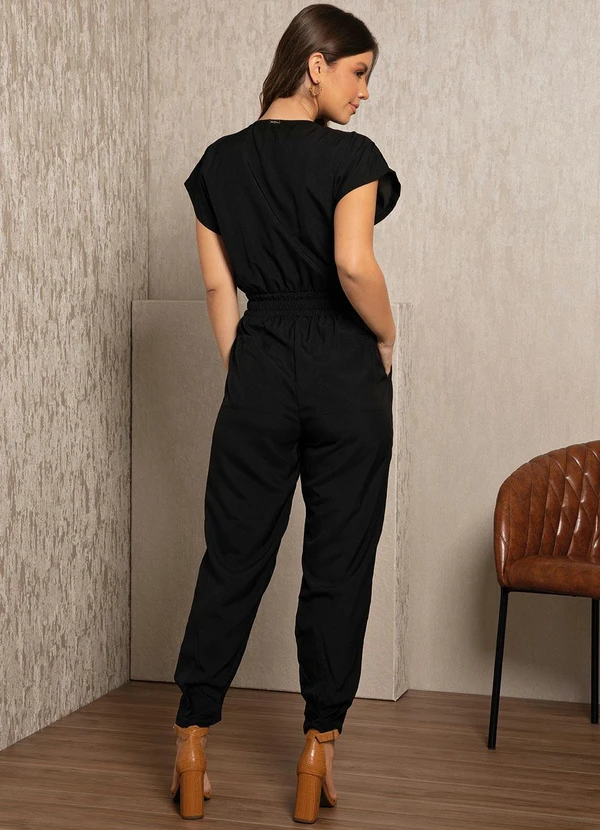 Quintess - Macacão Longo Preto Acinturado com Bolsos 7