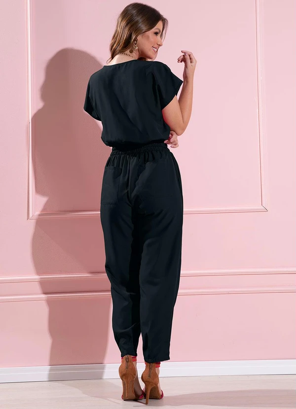 Quintess - Macacão Longo Preto Acinturado com Bolsos 9