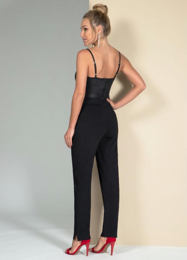 Quintess - Macacão Preto com Decote Transpassado e Bolsos 2