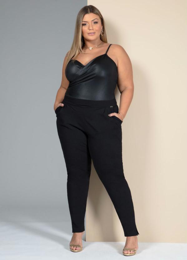 Quintess - Macacão Preto com Decote Transpassado e Bolsos 3