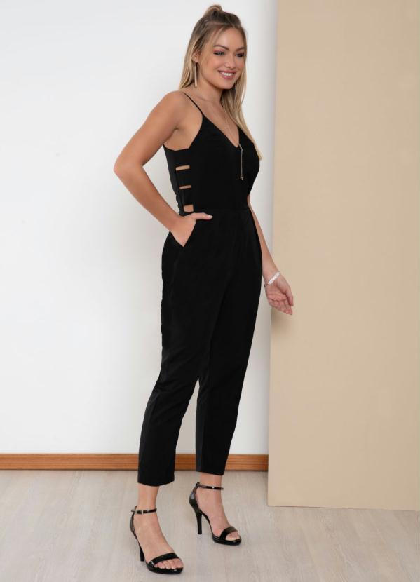 Quintess - Macacão Preto com Recortes Laterais e Bolsos 3