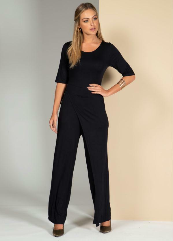 Quintess - Macacão Preto com Transpasse e Bolsos