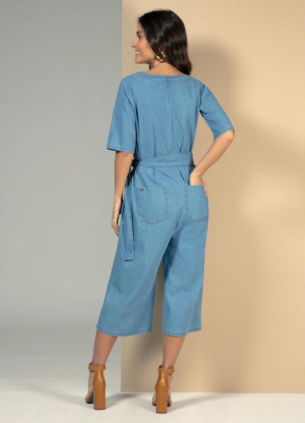 Quintess - Macacão Jeans Claro com Decote Transpassado 2