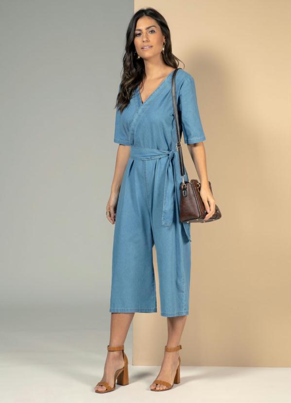 Quintess - Macacão Jeans Claro com Decote Transpassado 3