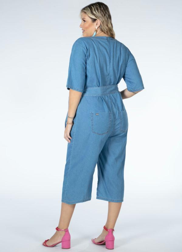 Quintess - Macacão Jeans Claro com Decote Transpassado 5