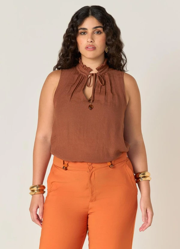 Elegance - Blusa com Gola Franzida e Amarração Marrom