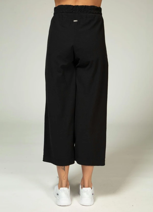 Quintess - Calça em Meia MalhaPreta Pantacourt 2