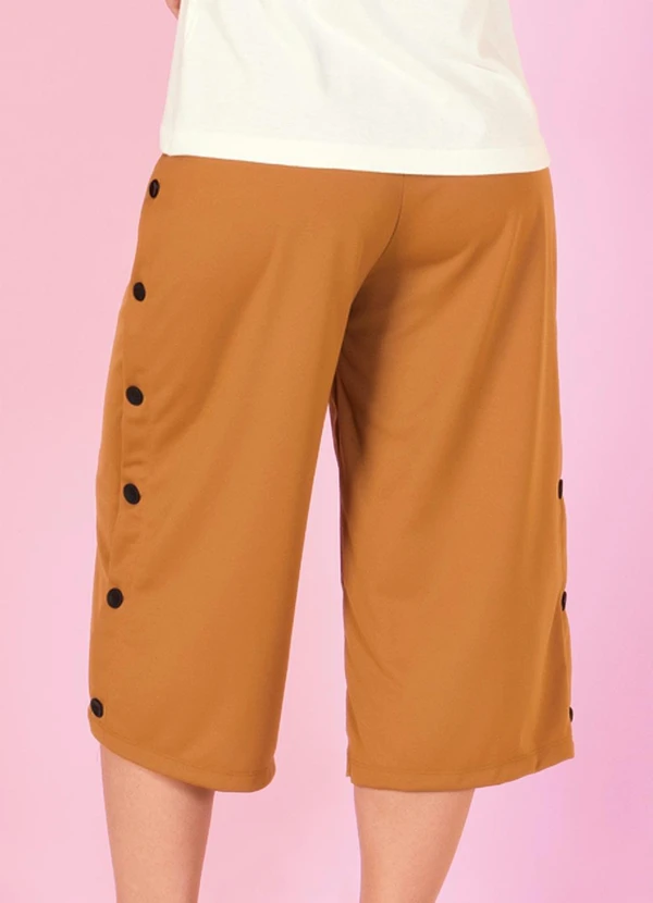 Moda Pop - Calça Pantacourt Caramelo com Botões Laterais 5