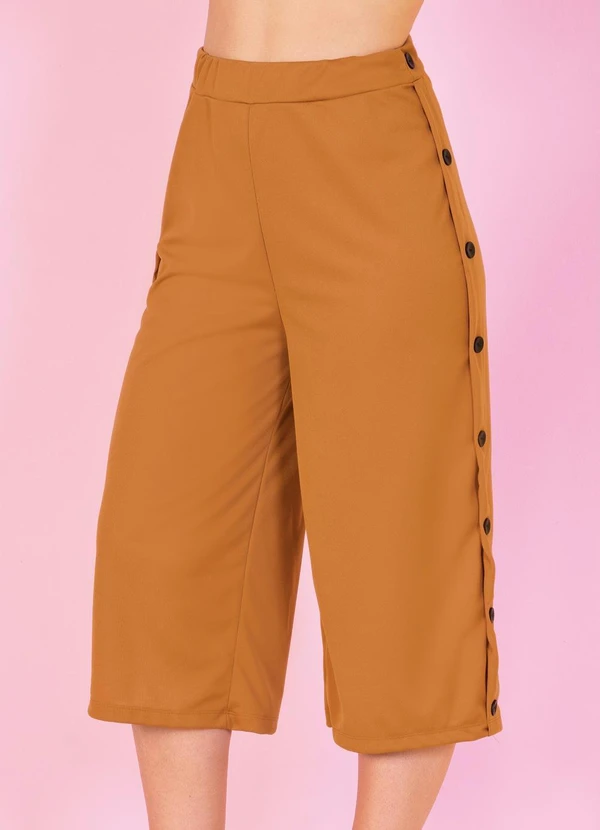 Moda Pop - Calça Pantacourt Caramelo com Botões Laterais 9