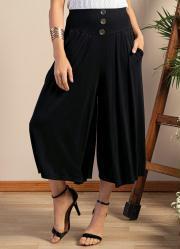 Calça Pantacourt Preta com Pregas e Bolsos