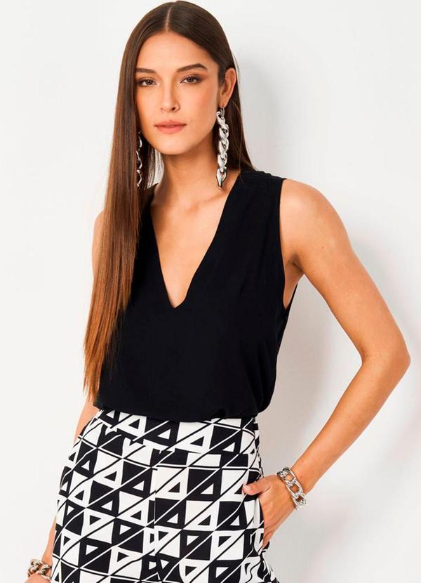 Colcci - Blusa em Viscose Decote V Preto