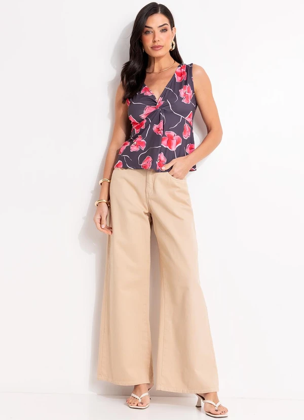 Quintess - Blusa Floral Marrom em Malha Fria com Nó no Busto e Decote V 3