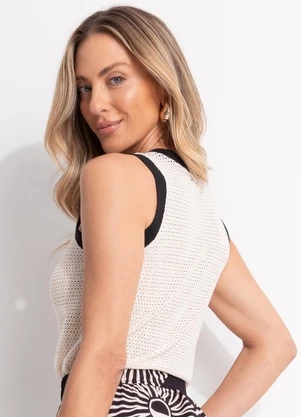 Quintess - Regata em Malha Crochet Bege com Acabamento em Contraste - QUINTESS