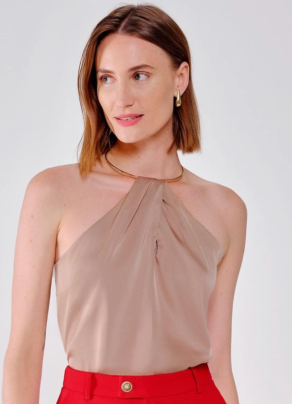 Principessa - Regata Nude com Colar Rígido Dourado na Gola Rochelle 2