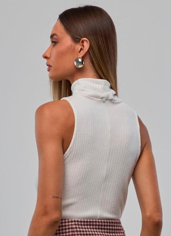 Carlota Costa - Regata Malha Gola Alta Branco 2