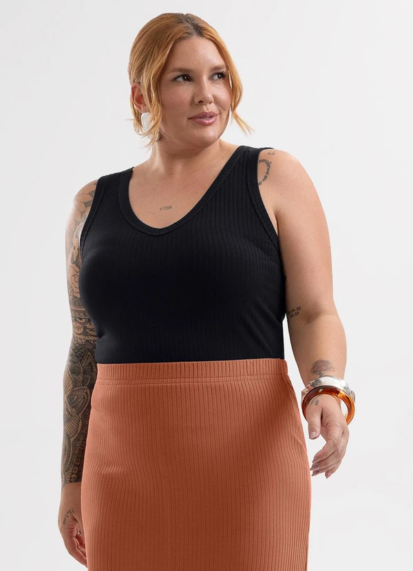 Cativa Plus Size - Regata Plus Size Canelada com Decote V Preto