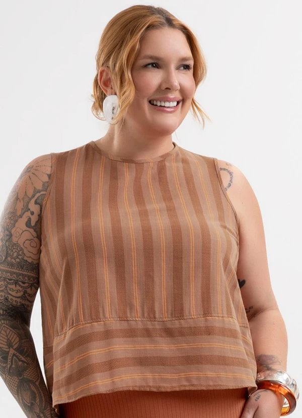 Cativa - Regata Plus Size em Tecido Texturizado Marrom