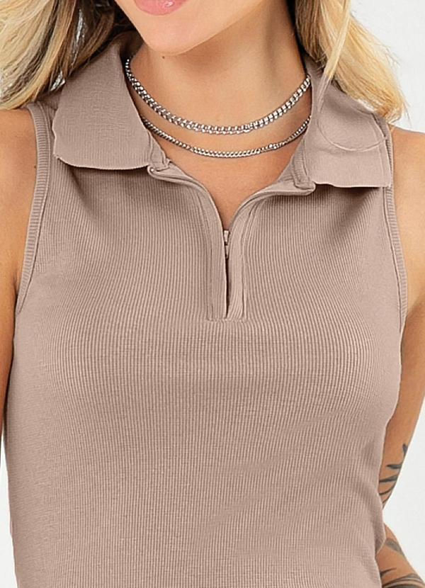 Cativa - Regata Polo Canelada Marrom Claro 3