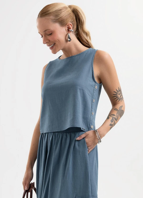 Cativa - Regata Texturizada com Botão Decorativo Azul
