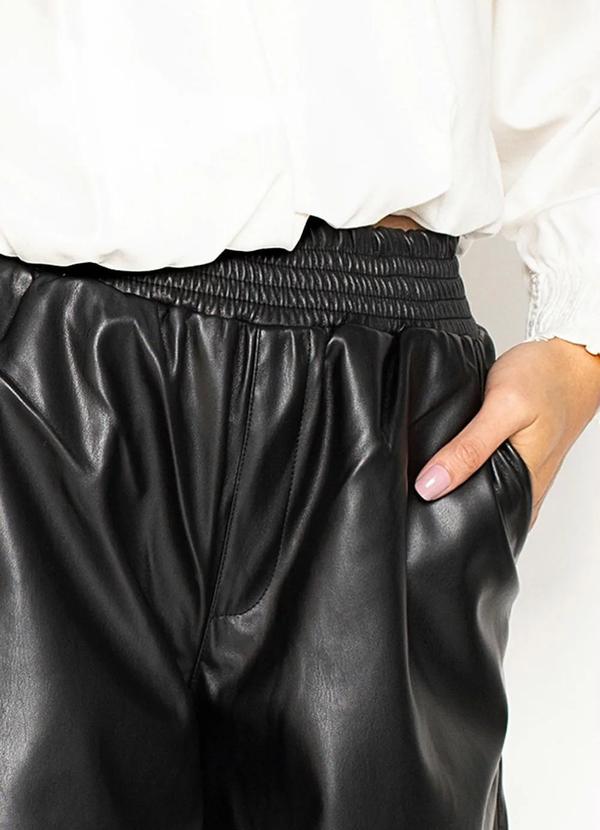 Dzarm - Bermuda Cintura Alta de Pu Preto 6