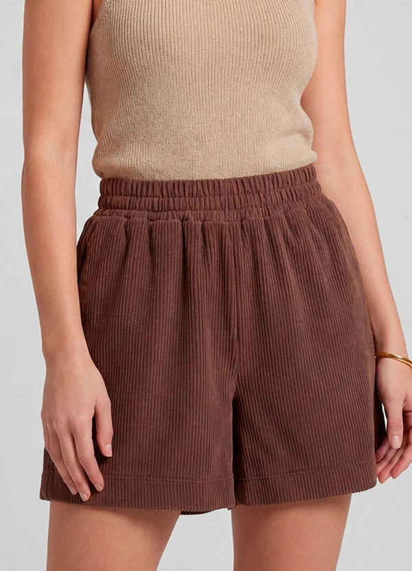 Infinita Cor - Shorts Feminino Moletinho Gorgurinho Marrom 1