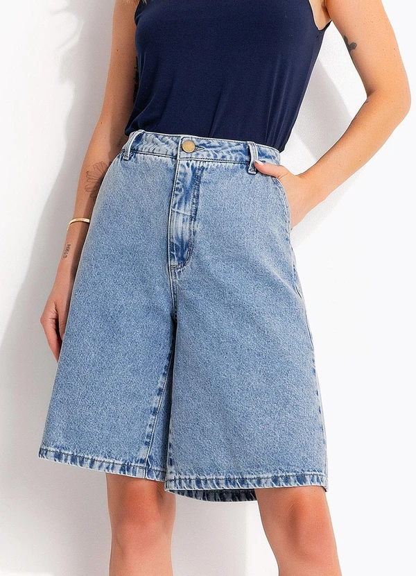 Quintess - Bermuda Azul Claro em Jeans Acompanha Lenço Estampado