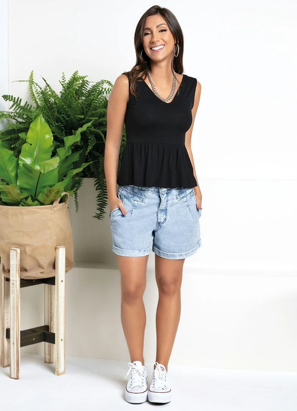 Quintess - Short Jeans com Bolsos, Pregas e Barra Dobrada 9