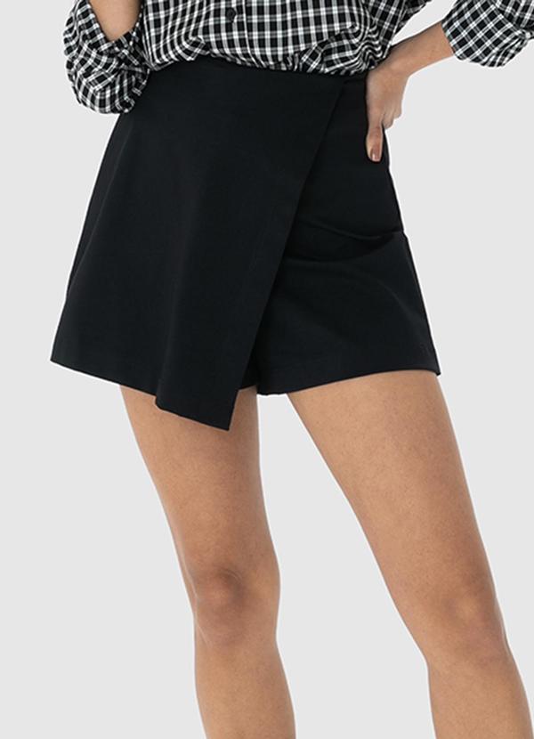 Enfim - Shorts Preto Saia Transpassado