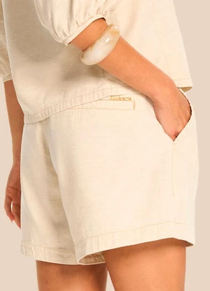 Doce Trama - Shorts Feminino Reto em Sarja com Cinto Branco - DOCE TRAMA