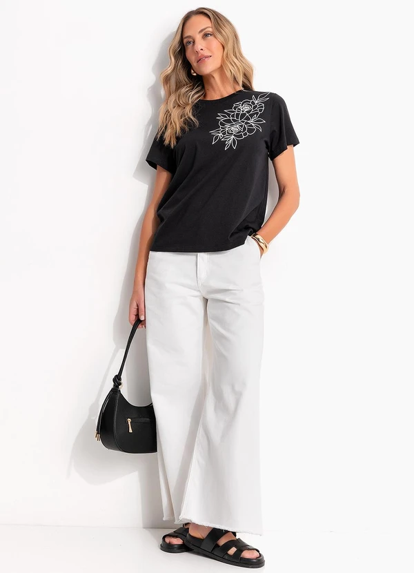 Quintess - Blusa Flor Branca em Relevo em Malha de Algodão 3