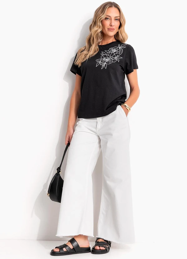 Quintess - Blusa Flor Branca em Relevo em Malha de Algodão 5