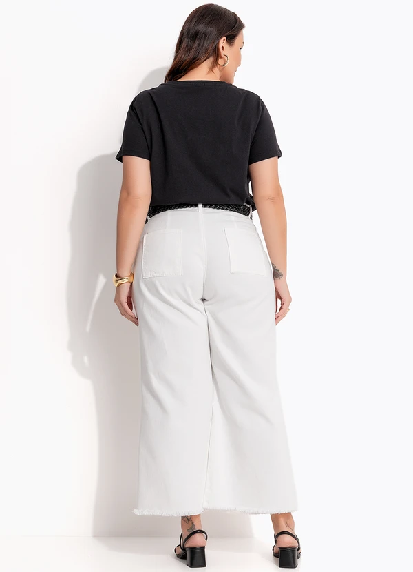 Quintess - Blusa Flor Branca em Relevo em Malha de Algodão 10