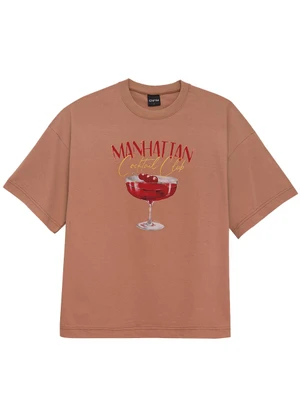 Enfim - Camiseta Manhattan Cocktail Club Ampla Marrom - ENFIM