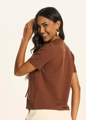 Doce Trama - T-Shirt com Aplicação Floral em Tecido Marrom - DOCE TRAMA