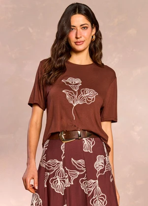 Doce Trama - T-Shirt Jardim Boho com Bordado Frontal Marrom - DOCE TRAMA
