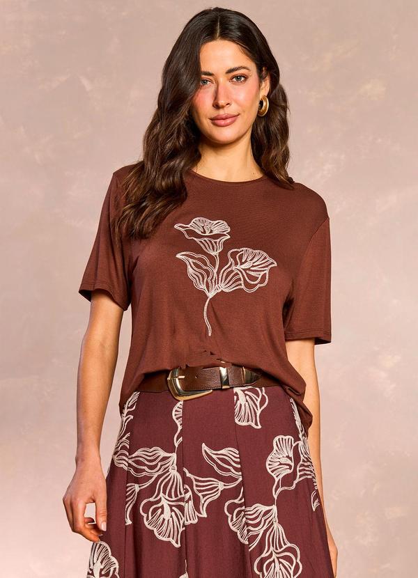 Doce Trama - T-Shirt Jardim Boho com Bordado Frontal Marrom