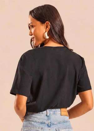 Doce Trama - T-Shirt Manga Curta Ampla com Bordado Preto - DOCE TRAMA
