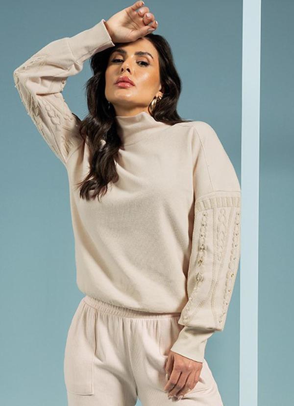 Gris - Blusão Feminino com Botdado e Gola Alta Bege