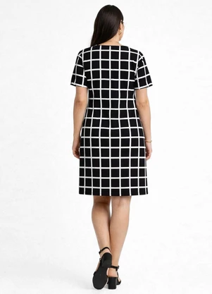 Infinita Cor - Vestido Curto com Pence Gola Redonda Preto - INFINITA COR