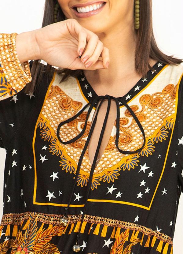 Farm - Vestido Curto de Viscose Floresta Bordada Preto 6